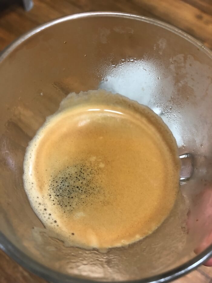 일리 프란시스 Y3.3 커피머신으로 만든 에스프레소를 컵에 담은 사진
